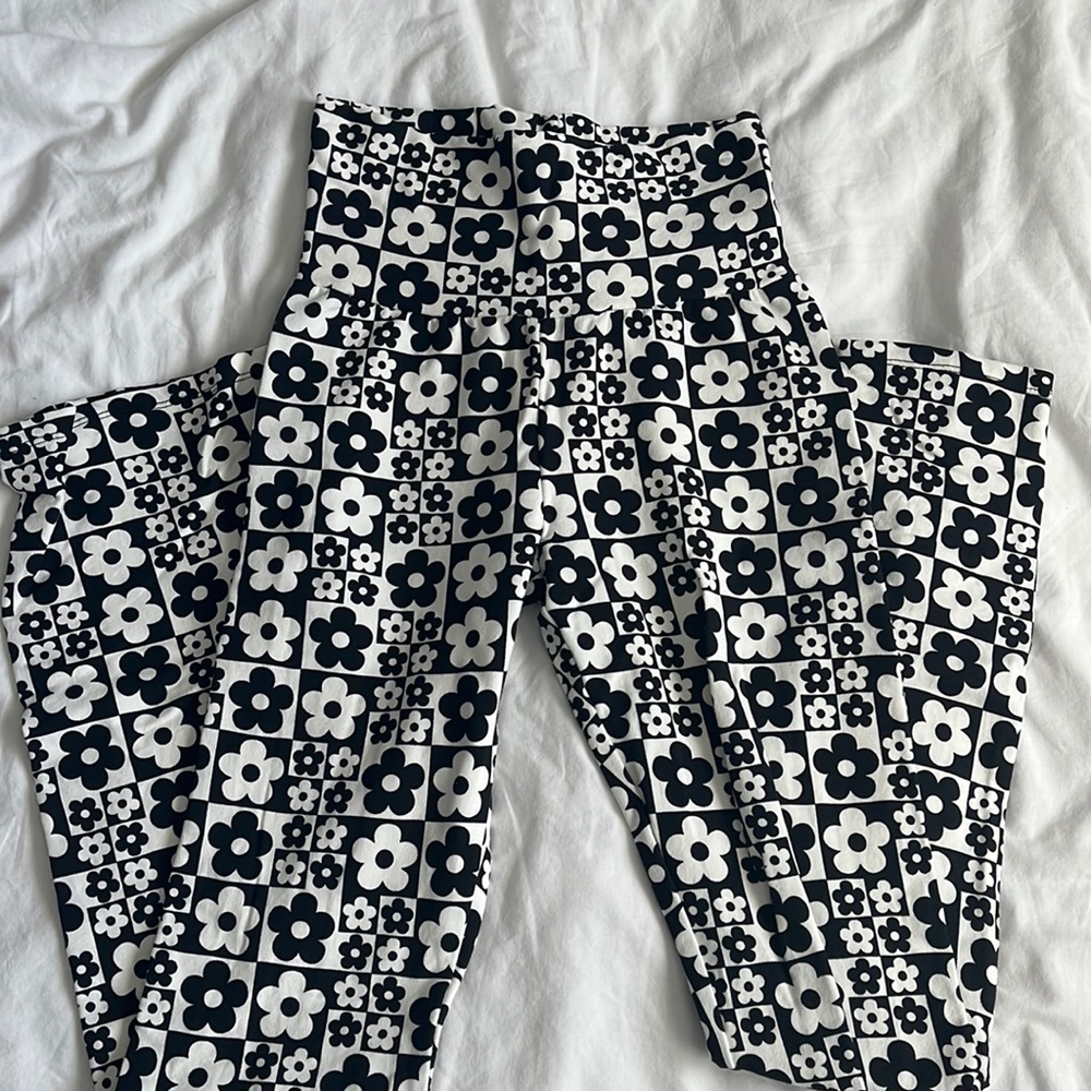 CHECKERED FLOWER FLARE LEGGINGS🖤